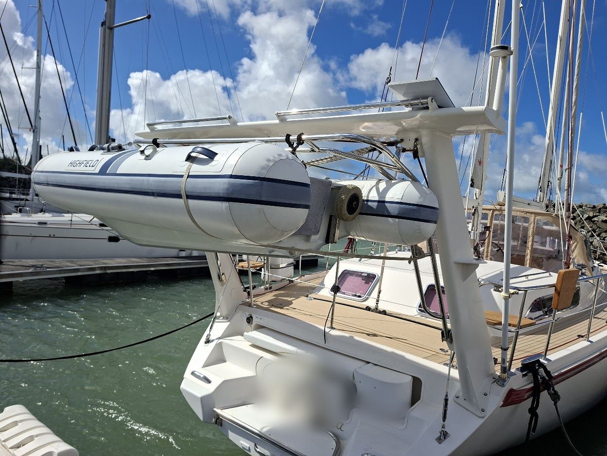 Annexe Highfield installée sur les bossoirs d'un voilier, port des Minimes