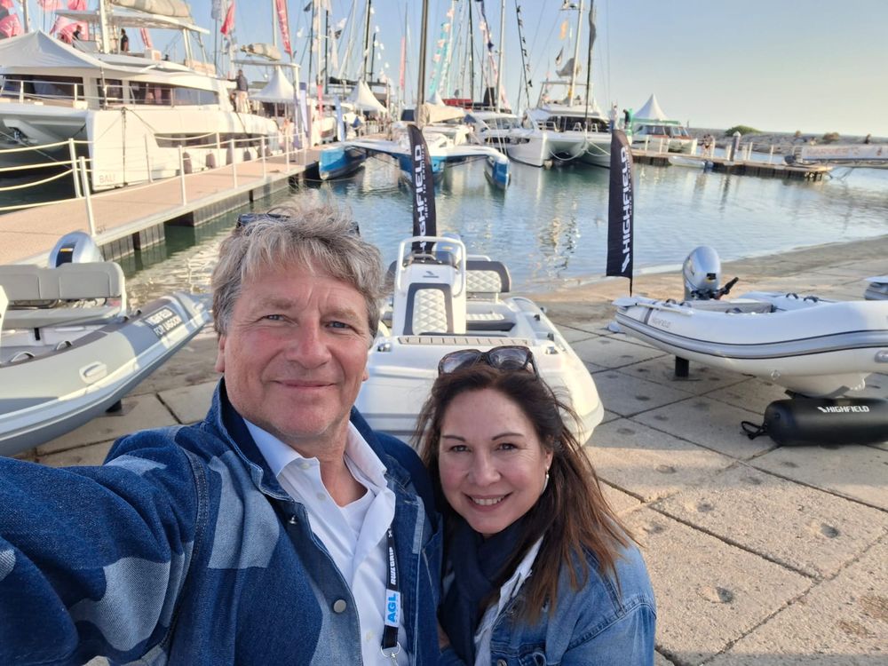 Florence et Bruno, de Pretty Nautique, sur un salon nautique devant des annexes Highfield