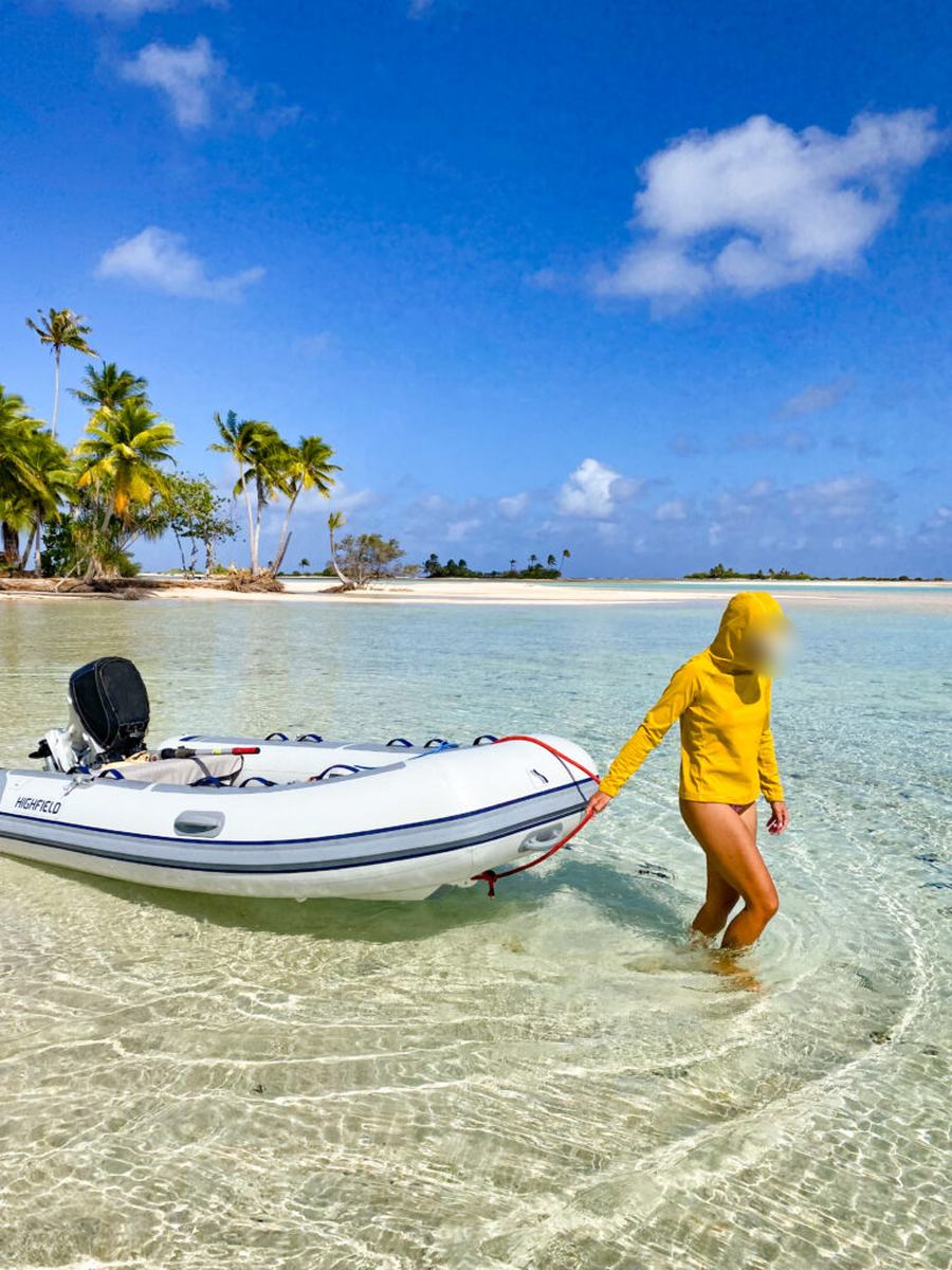 Annexe Highfield tirée sur le sable d'un lagon tropical