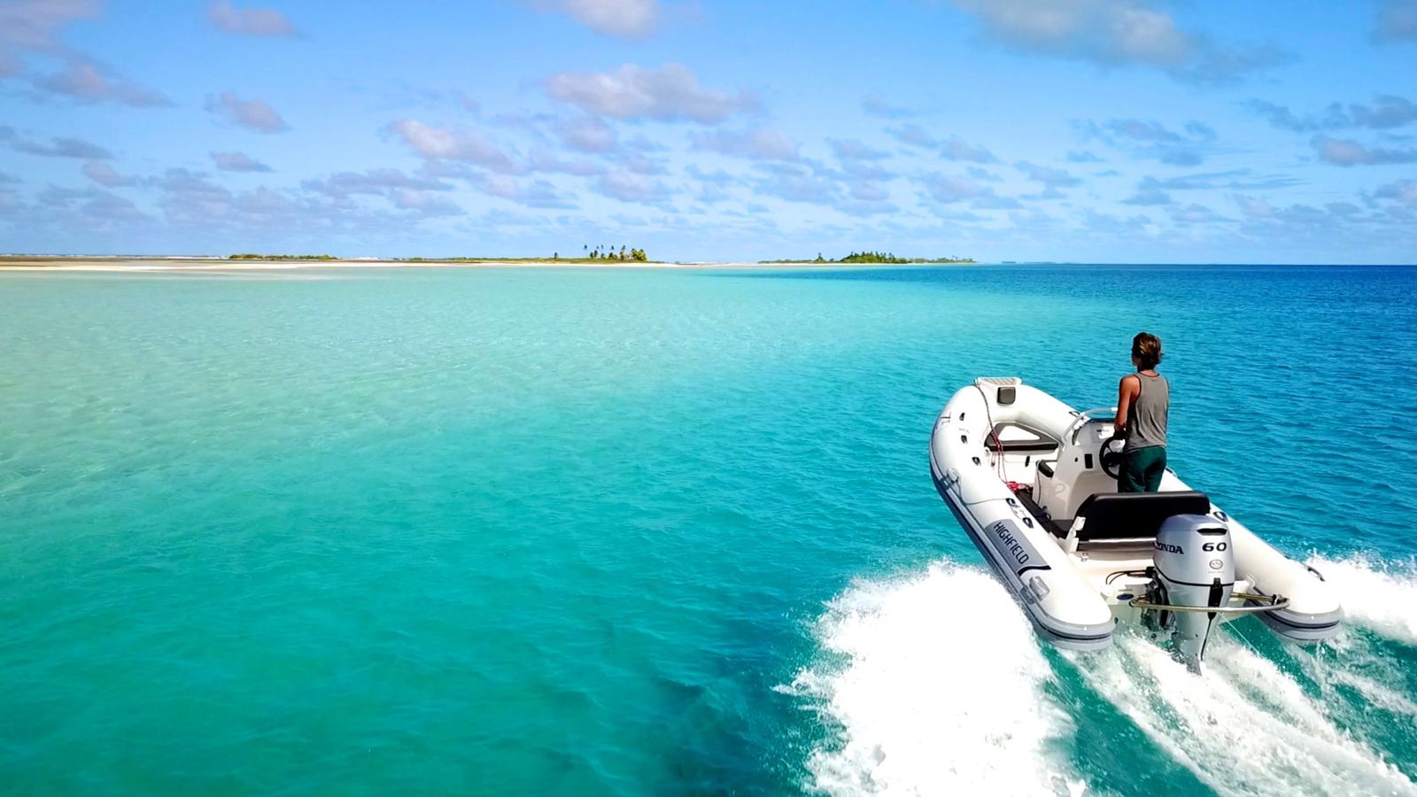 Annexe Highfield filant sur un lagon turquoise