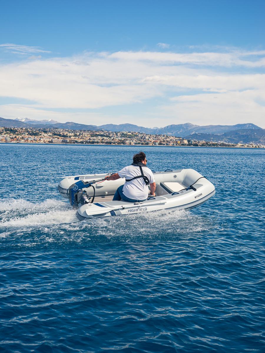 Annexe Highfield avec moteur électrique au large de Nice