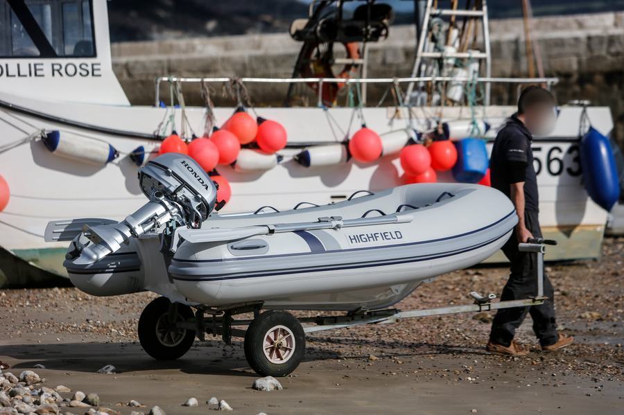 Annexe Highfield sur son chariot de mise à l'eau, sur une plage