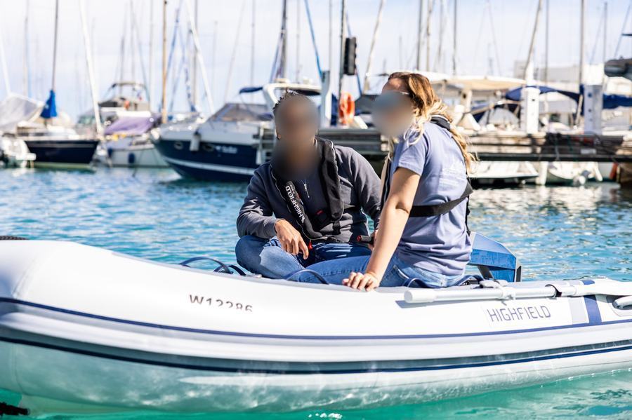 Couple à bord d'une annexe Highfield dans un port
