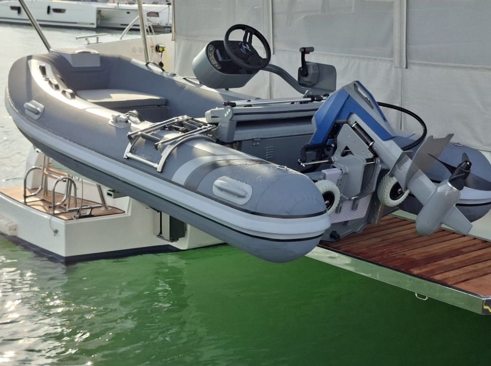 Annexe avec moteur Momentum sur la plateforme d'un catamaran