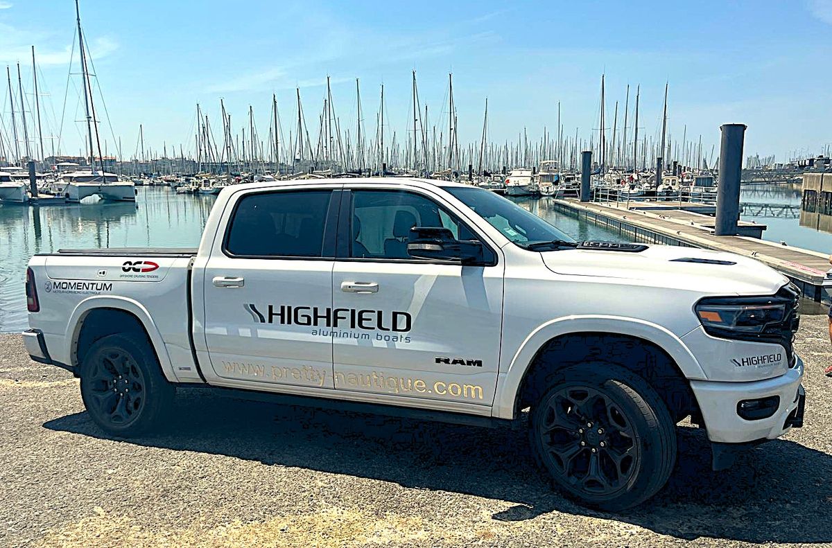 Le pick-up Pretty Nautique aux couleurs de Highfield, OC Tender et Momentum, au port des Minimes