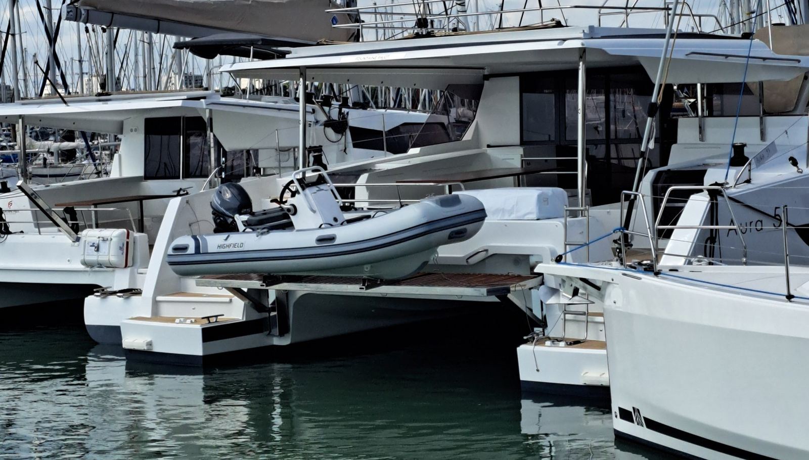 Annexe Highfield installée sur la plateforme d'un catamaran Fountaine Pajot, port des Minimes