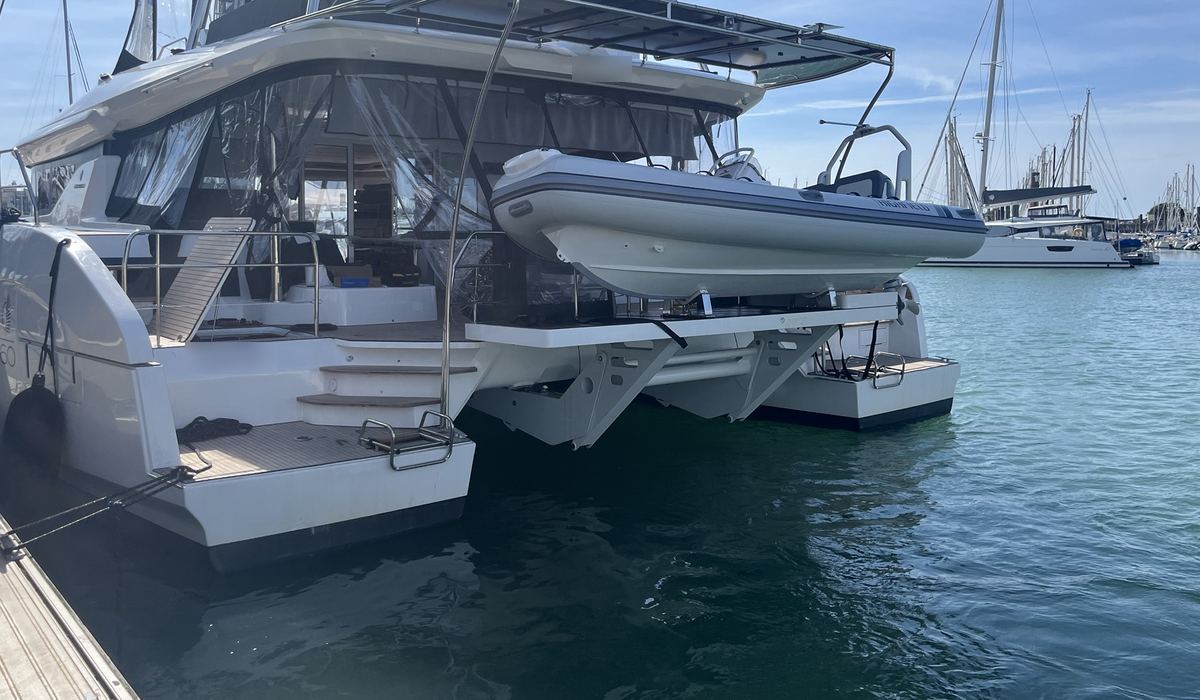 Annexe Highfield installée sur les bossoirs d'un grand catamaran