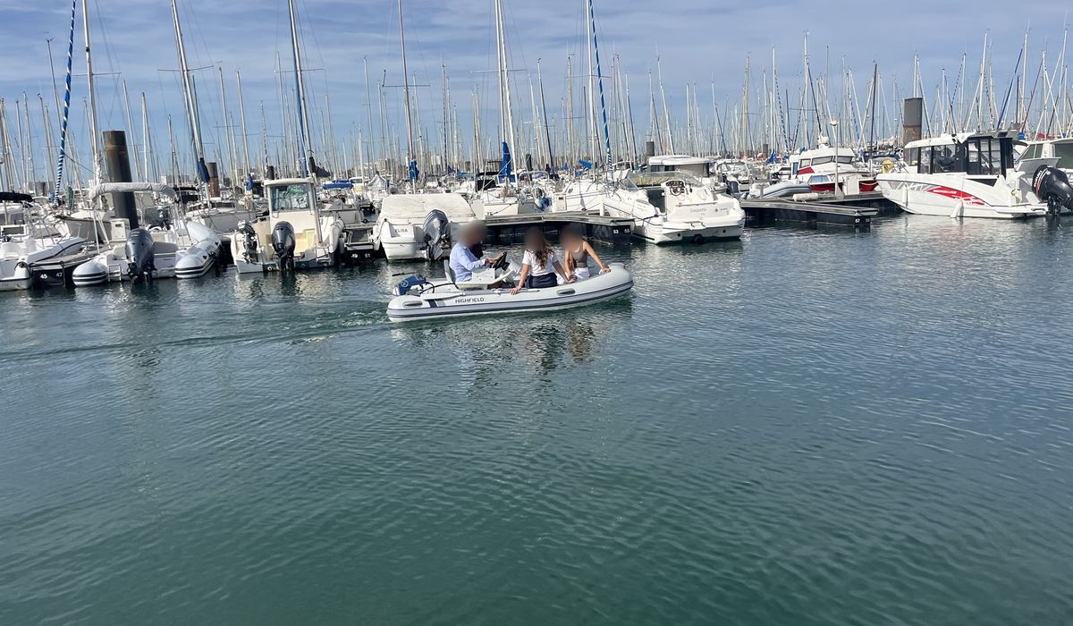 Annexe Highfield naviguant dans le port des Minimes